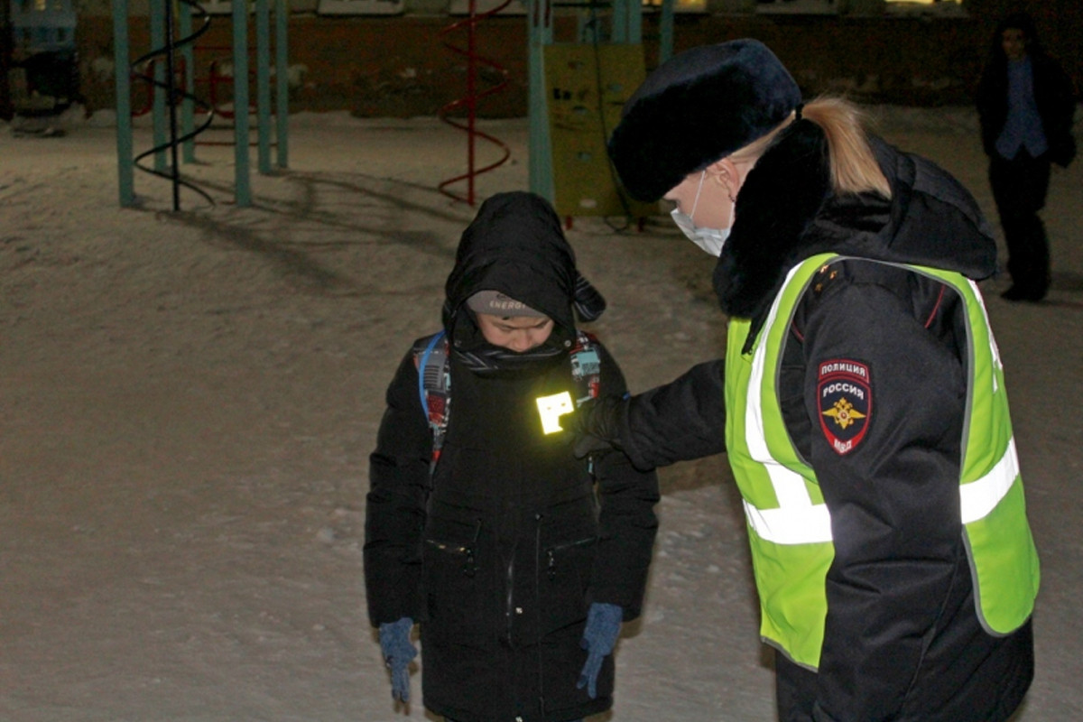Родительские патрули проверяют наличие световозвращателей у школьников Родительские патрули проверяют наличие световозвращателей у школьников