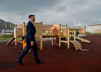 До холодов в парке «Озеро Долгое» установят опоры освещения, тренажёры и разобьют газоны