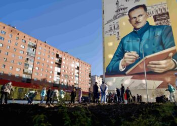 Больше 200 деревьев высадили в Центральном районе Норильска участники субботника по озеленению города