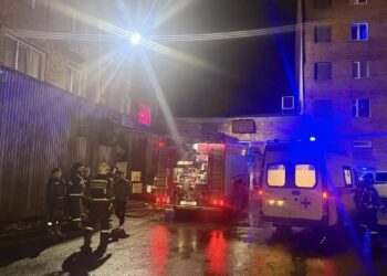 Четырёх человек спасли из горящего дома на Ленинском в Норильске
